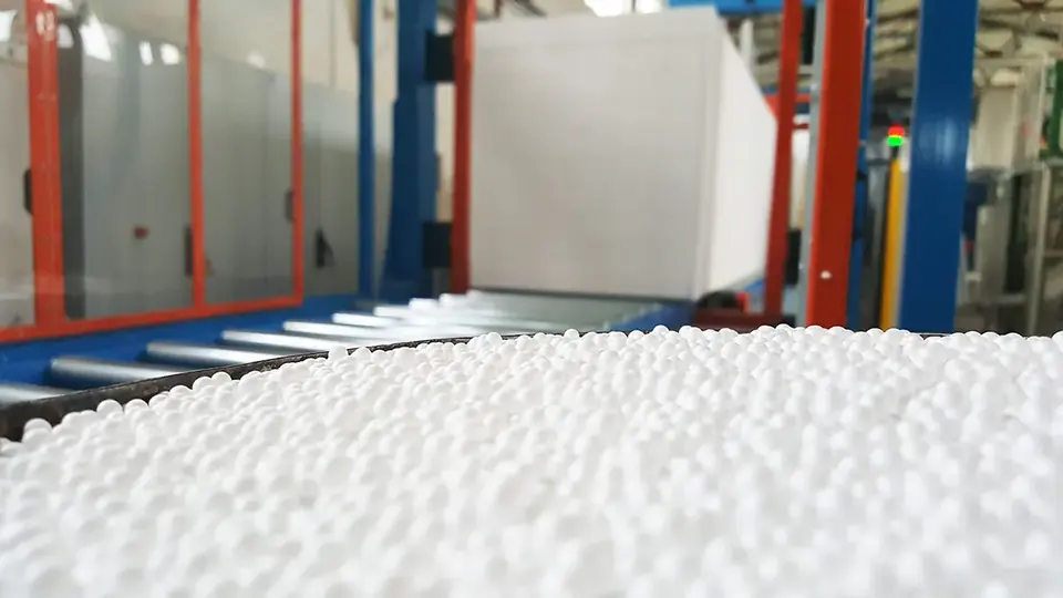 Blloqe styropori në linjën e prodhimit